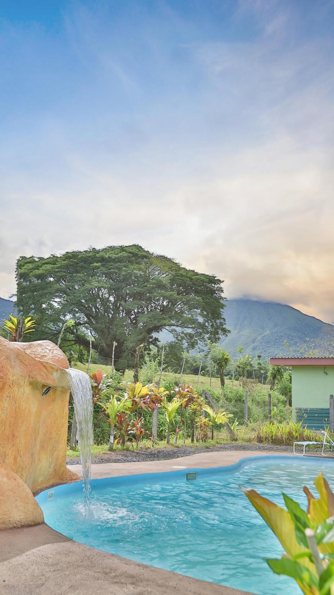 Chongos Place Hotel La Fortuna Exterior photo